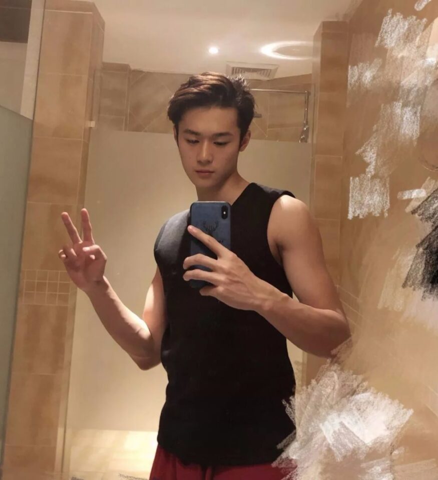 腼腆体育生换衣服不忘自拍 - 图15