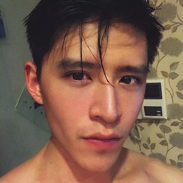 高挺鼻子帅哥浴室超大尺度自拍，这肌肉身材看湿了 - 图2
