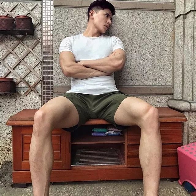高挺鼻子帅哥浴室超大尺度自拍，这肌肉身材看湿了 - 图1