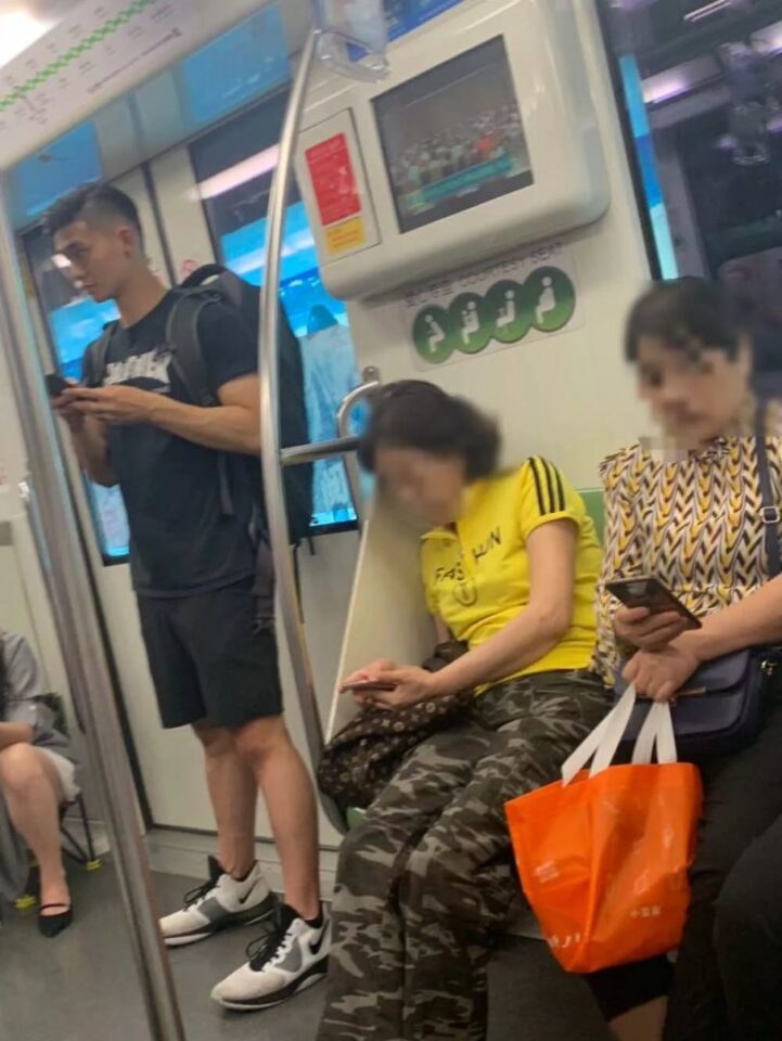 夏日抓拍野生运动帅哥，体育生偷拍 - 图15