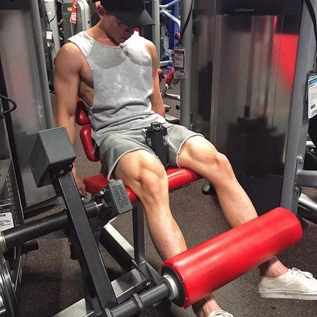 高挺鼻子帅哥浴室超大尺度自拍，这肌肉身材看湿了 - 图10