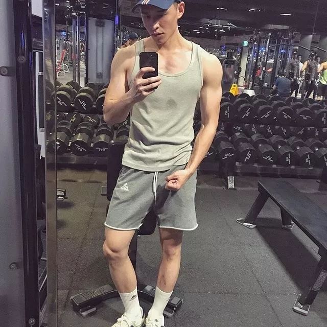 高挺鼻子帅哥浴室超大尺度自拍，这肌肉身材看湿了 - 图13