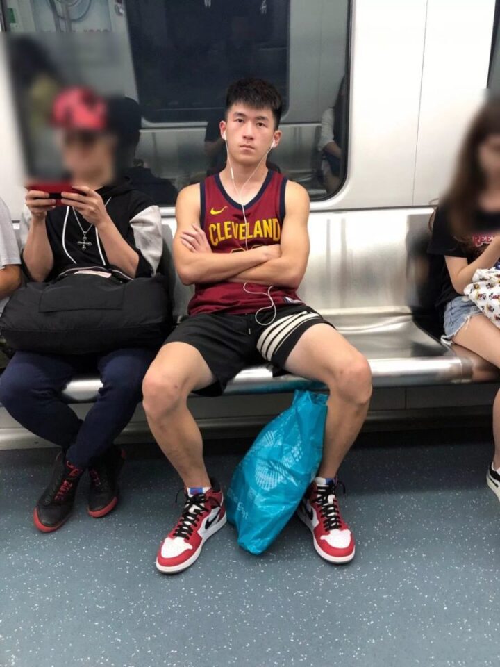 夏日抓拍野生运动帅哥，体育生偷拍 - 图5