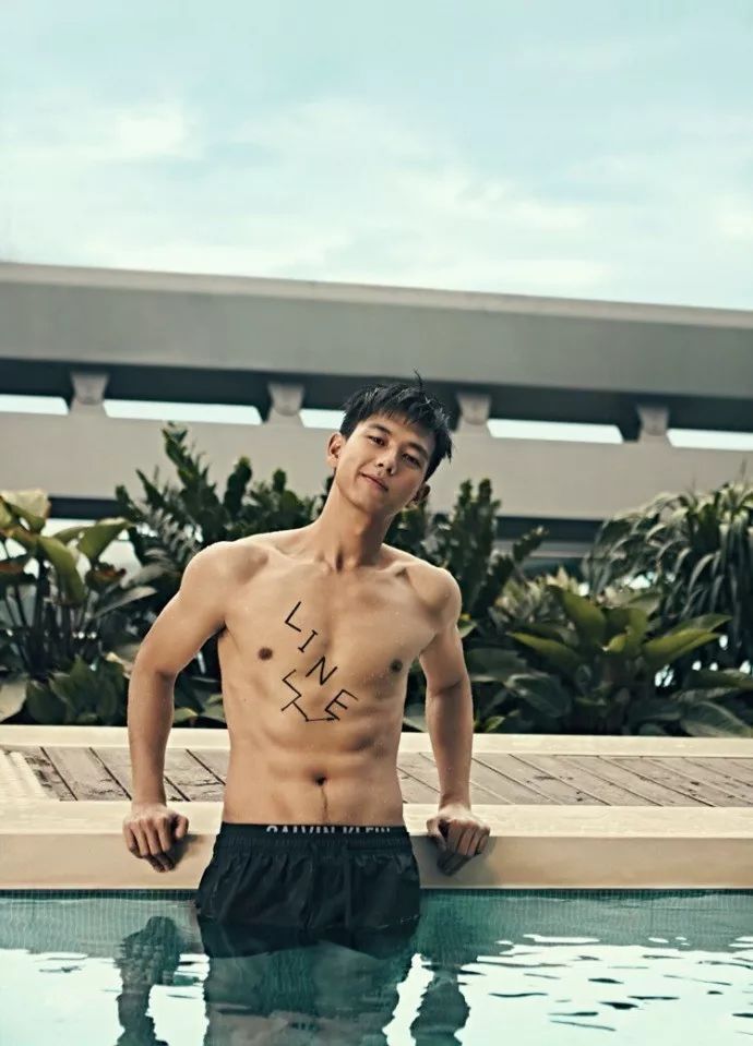 李现六块腹肌湿身裸照 VS 188大长腿校草，后者更让人心动 - 图8