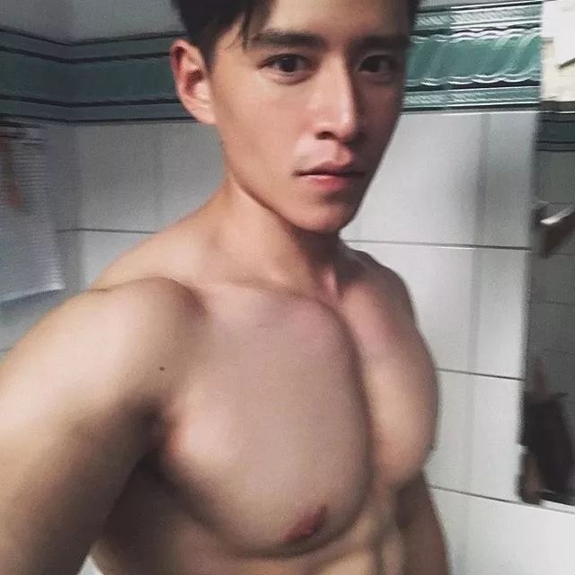 高挺鼻子帅哥浴室超大尺度自拍，这肌肉身材看湿了 - 图8