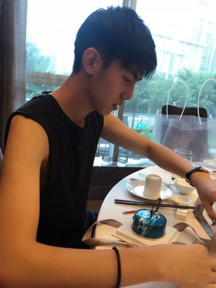 李现六块腹肌湿身裸照 VS 188大长腿校草，后者更让人心动 - 图37