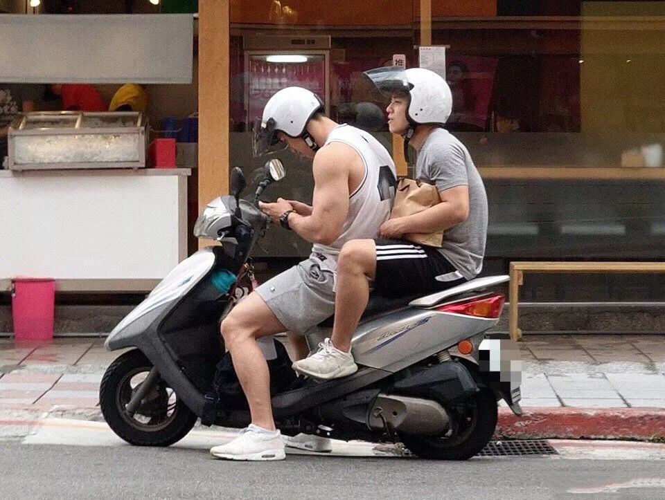 夏日抓拍野生运动帅哥，体育生偷拍 - 图3