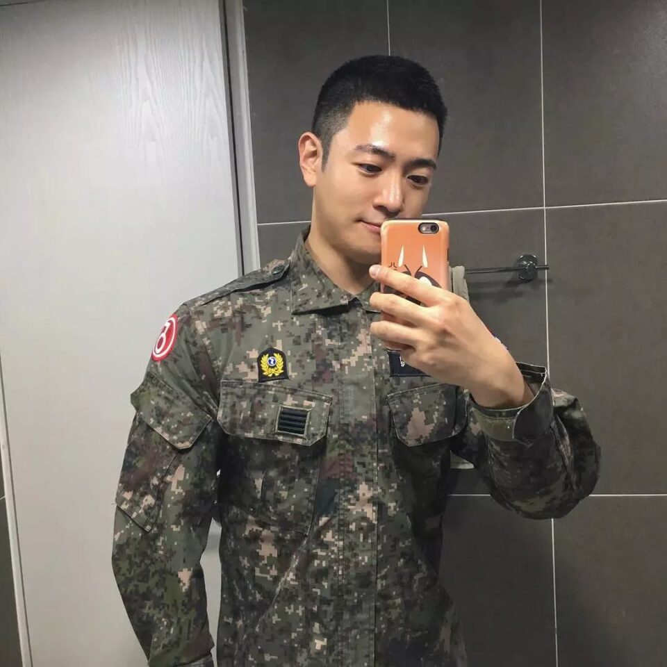 性感熟男迷彩服小哥太粗壮！太撩人了! - 图2