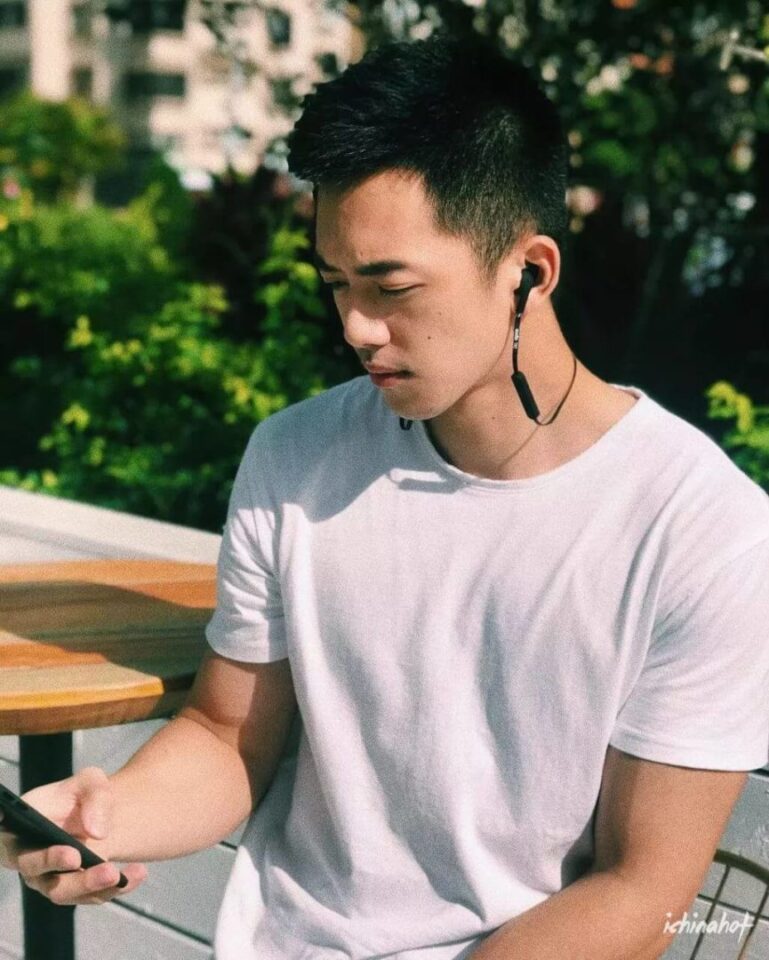 浓眉肌肉白袜帅哥試衣間自拍上瘾，叮档猫上线~ - 图3
