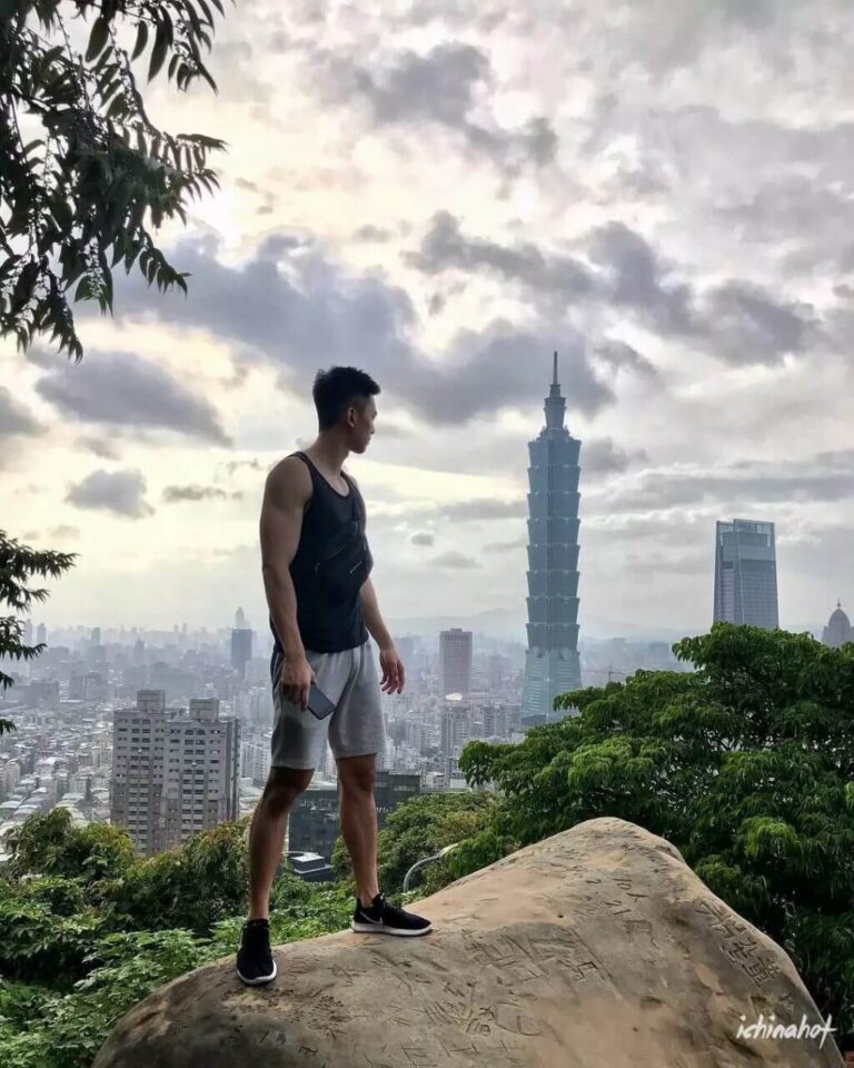 浓眉肌肉白袜帅哥試衣間自拍上瘾，叮档猫上线~ - 图9