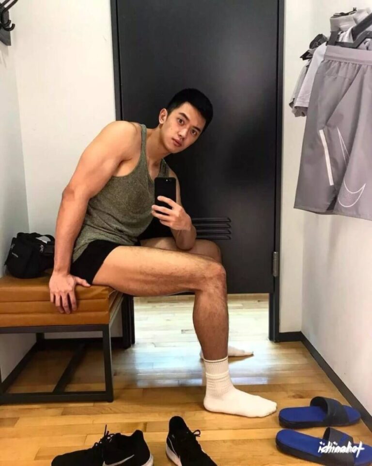 浓眉肌肉白袜帅哥試衣間自拍上瘾，叮档猫上线~ - 封面图