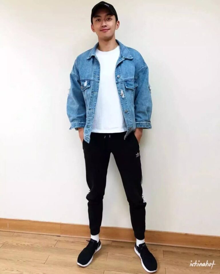 浓眉肌肉白袜帅哥試衣間自拍上瘾，叮档猫上线~ - 图8