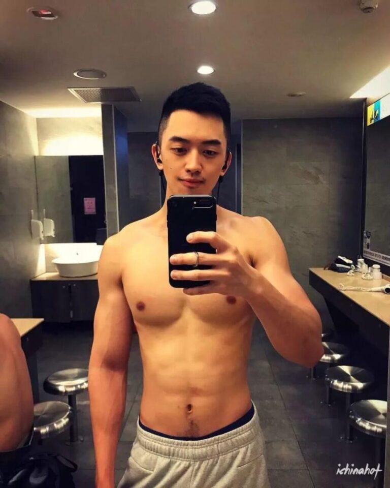 浓眉肌肉白袜帅哥試衣間自拍上瘾，叮档猫上线~ - 图11