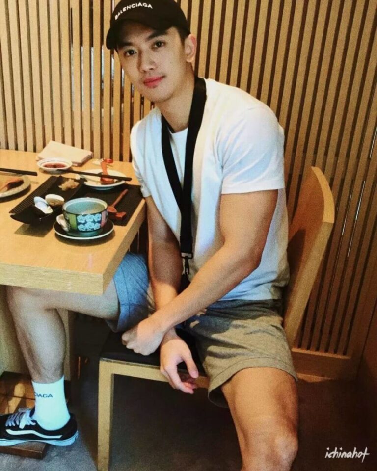 浓眉肌肉白袜帅哥試衣間自拍上瘾，叮档猫上线~ - 图6