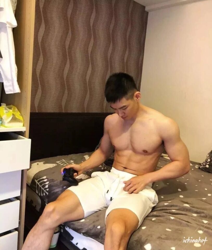 地铁上偶遇大肌霸运动帅哥，还是白袜控！ - 图8