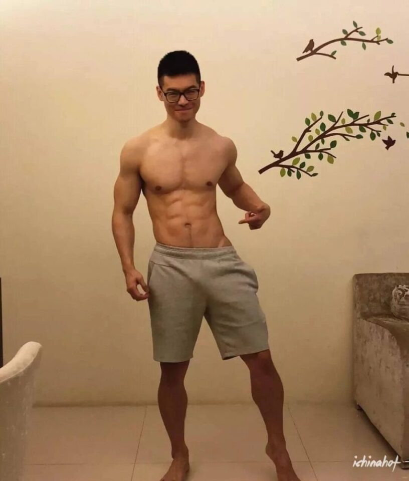 地铁上偶遇大肌霸运动帅哥，还是白袜控！ - 图11