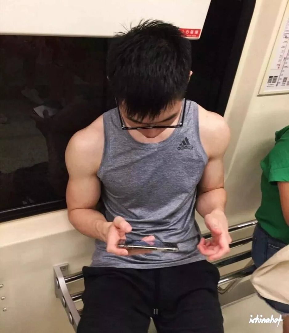 地铁上偶遇大肌霸运动装肌肉帅哥，还是白袜控帅哥！