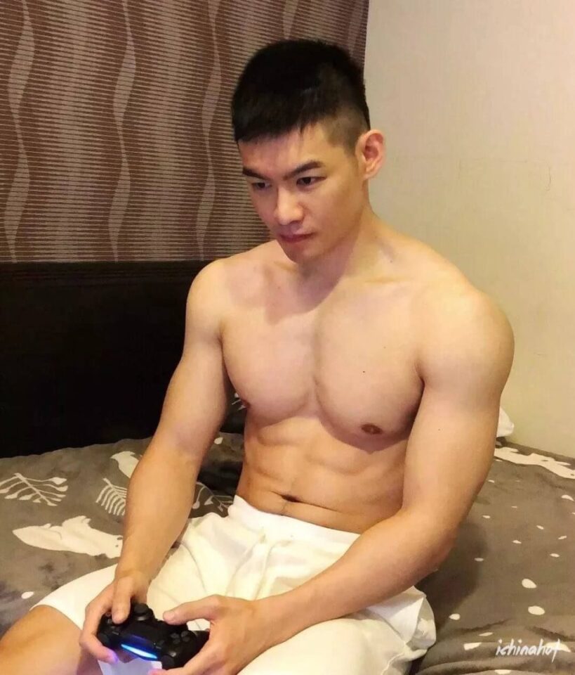 地铁上偶遇大肌霸运动帅哥，还是白袜控！ - 图9