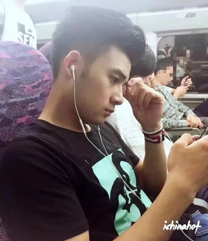 体院街拍帅哥：颜值身材不输当红小鲜肉 - 封面图