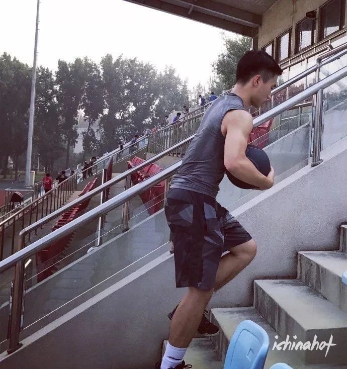 体院街拍帅哥：颜值身材不输当红小鲜肉 - 图5