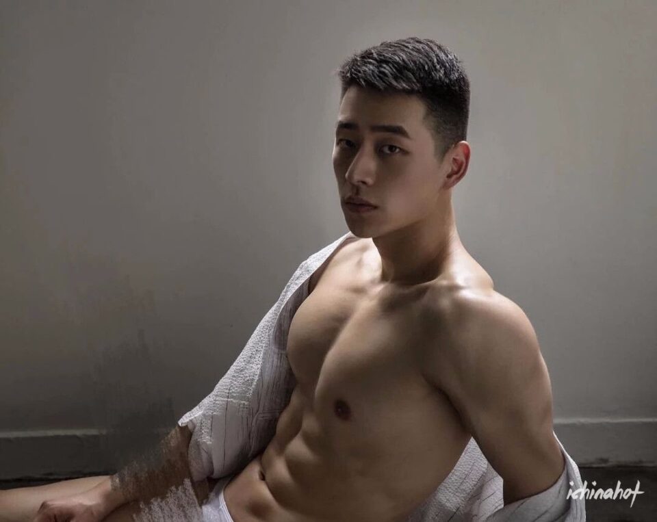 谢梓秋御用男模，全裸写真性感肉体超抢眼！ - 图3