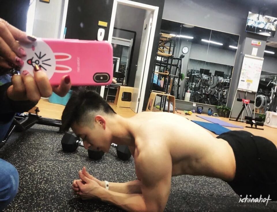 谢梓秋御用男模，全裸写真性感肉体超抢眼！ - 图11