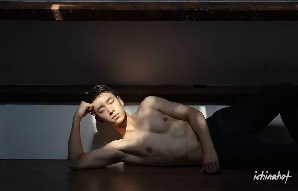 谢梓秋男模新宠，粉红咪咪的空乘小哥 - 图4