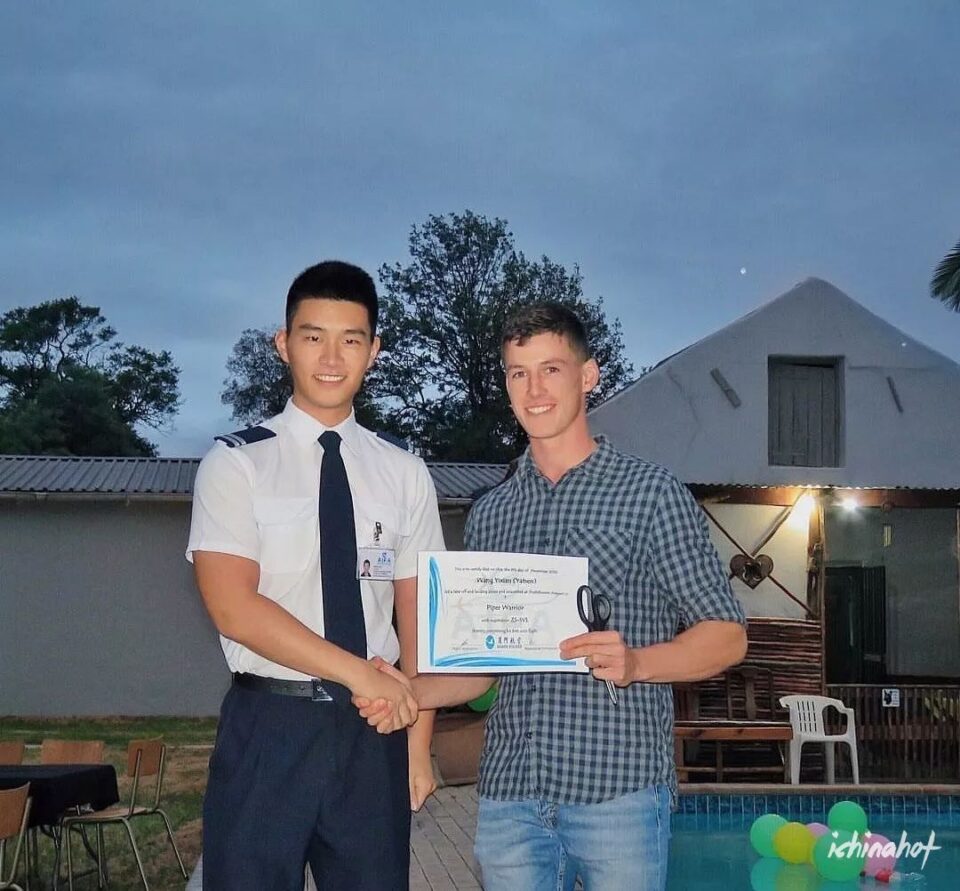 西南航空学院男生集体脱衣表演视频，传疯了 - 图11