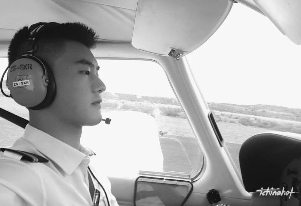西南航空学院男生集体脱衣表演视频，传疯了 - 图12