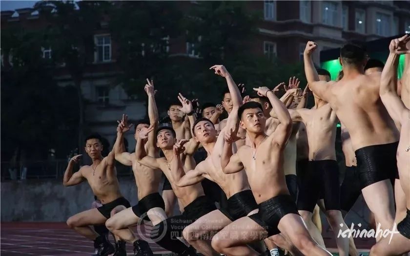 西南航空学院男生集体脱衣表演视频，传疯了 - 图3