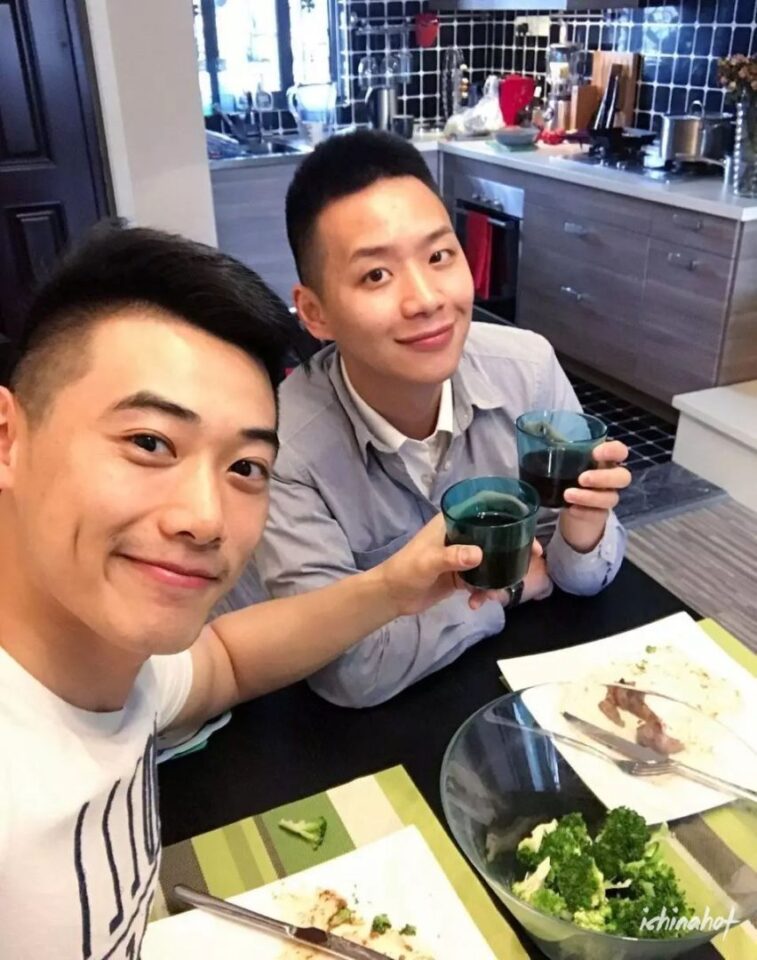 川航的山东爷们空少帅哥侯鑫杰,胸肌真是大 - 图18