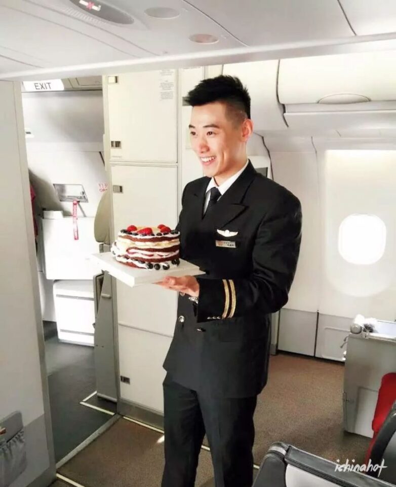 川航的山东爷们空少帅哥侯鑫杰,胸肌真是大 - 图11