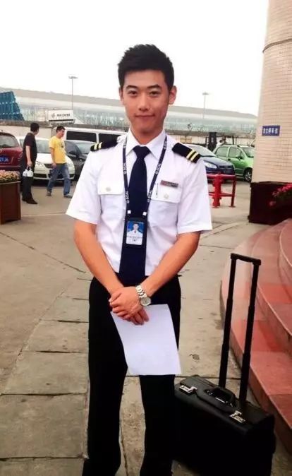 川航的山东爷们空少帅哥侯鑫杰,胸肌真是大 - 图1