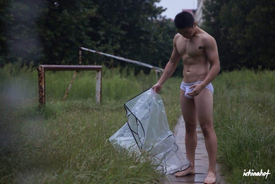 大鸟裸身湿身男模摄影：夏日细雨 - 封面图