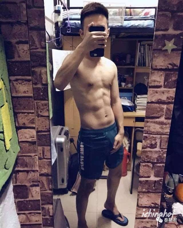 体育生撩衣服露腹肌，公狗腰很性感了 - 图5