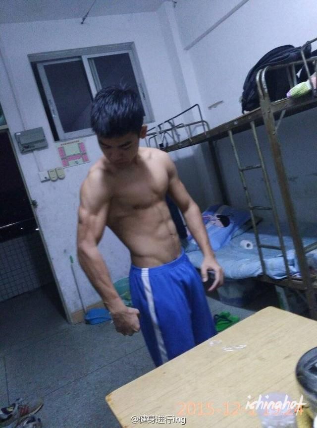 体育生撩衣服露腹肌，公狗腰很性感了 - 图2