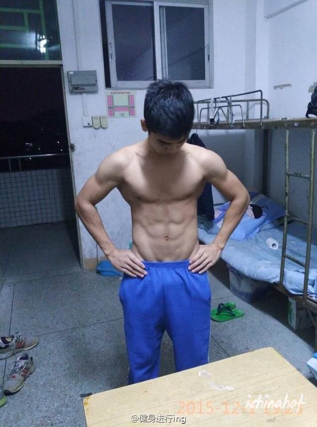 体育生撩衣服露腹肌，公狗腰很性感了 - 图3