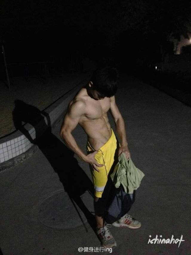 体育生撩衣服露腹肌，公狗腰很性感了 - 图4