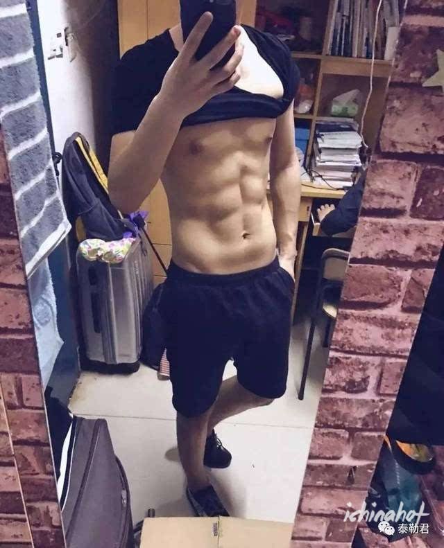 体育生撩衣服露腹肌，公狗腰很性感了 - 图6