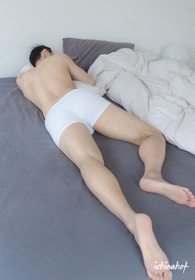 东北肌肉帅哥睡觉被偷拍 - 图4
