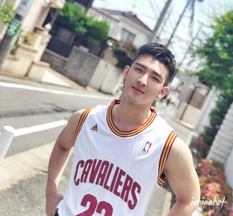 帅气阳光运动型篮球帅哥，白色背心凸显肌肉线条 - 图2