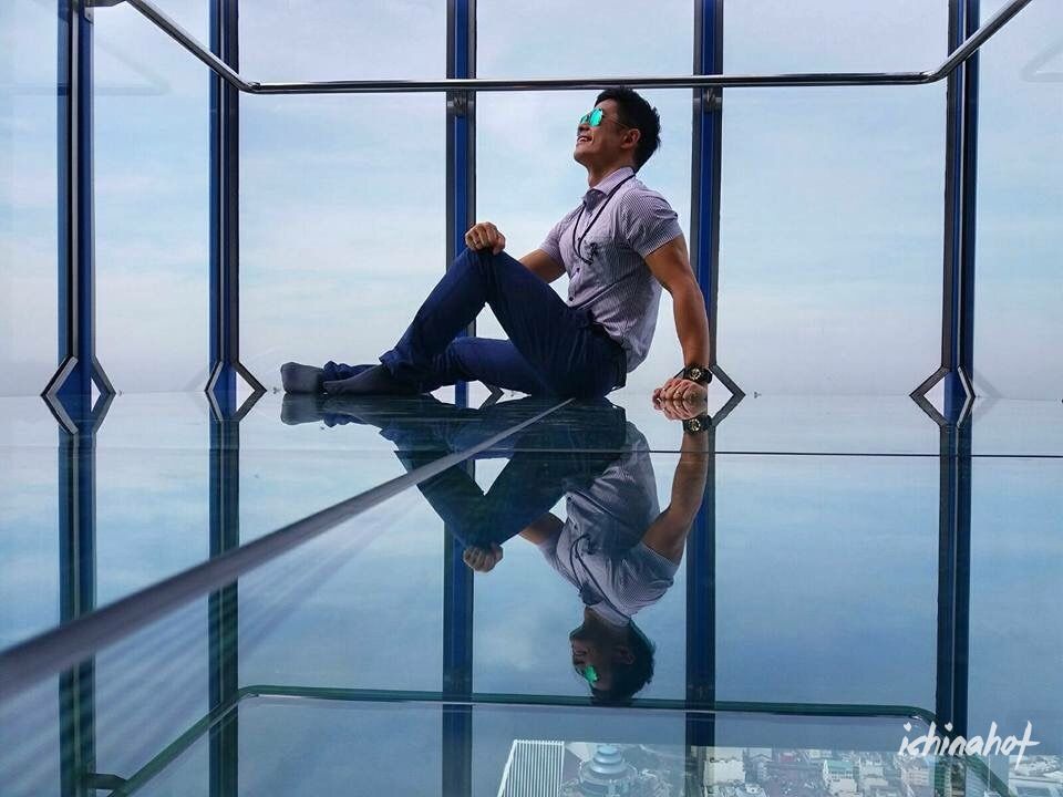 183直男体育生肌肉教练，运动型男海滩晒裸照 - 图8