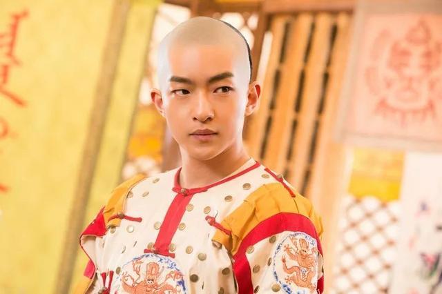 屈楚萧竟然光头最帅！流浪地球刘启饰演者屈楚萧帅气照片 - 图8