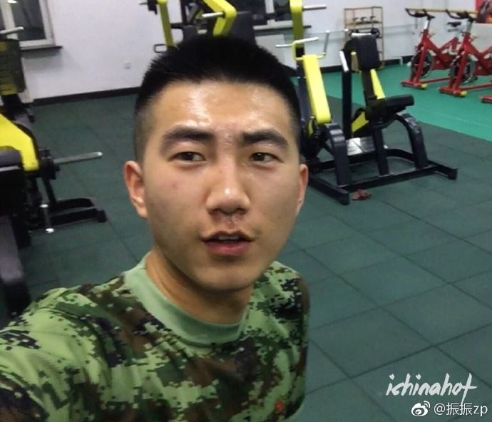 阳光体育生帅哥微博，痞子直男硬照 - 图4