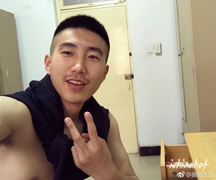 阳光体育生帅哥微博，痞子直男硬照 - 图3