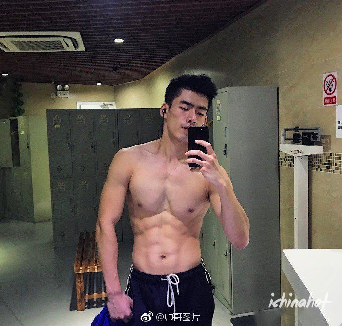 运动肌肉直男帅哥秀腹肌，G圈天菜啊！ - 图4