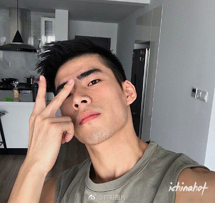 运动肌肉直男帅哥秀腹肌，G圈天菜啊！ - 图5