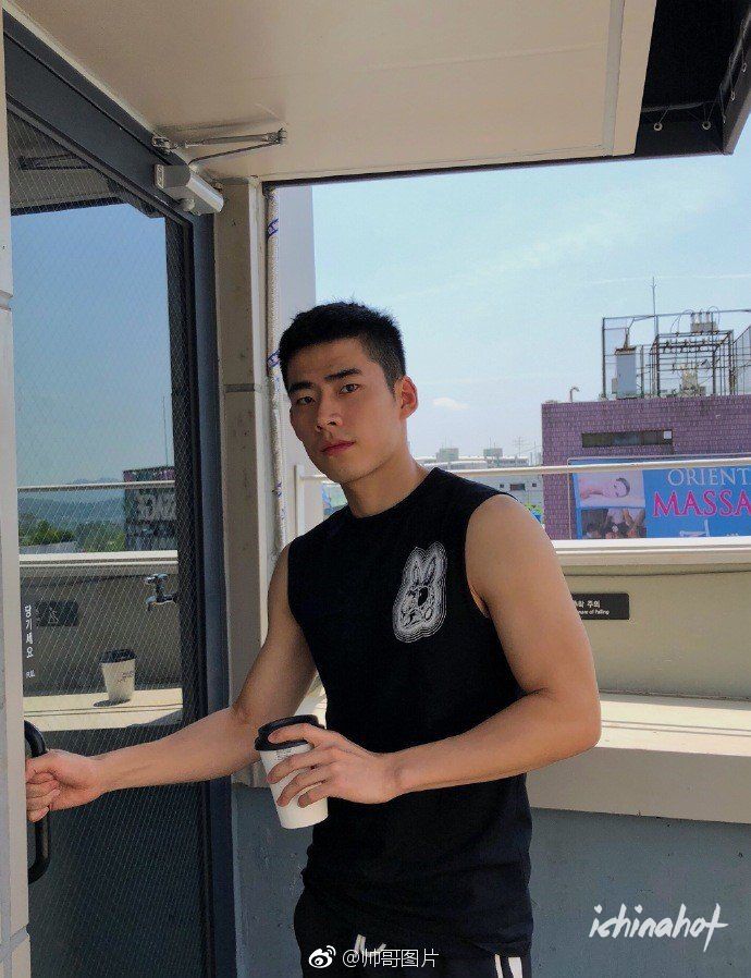 运动肌肉直男帅哥秀腹肌，G圈天菜啊！ - 图2