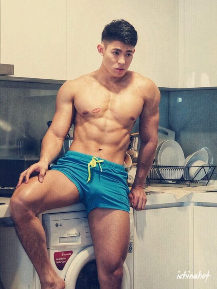 肌肉猛男的大根撑破内裤，大胸帅哥的激凸巨根 - 图2