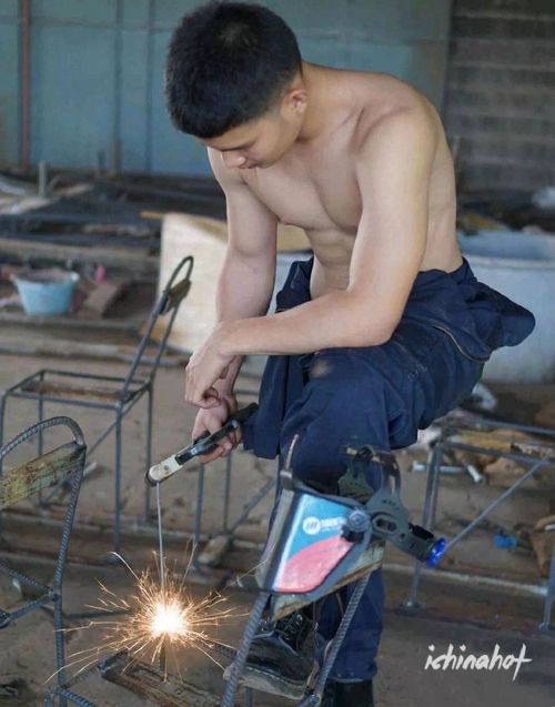 超大胸肌的18cm体育生，下面那一大包 - 图4